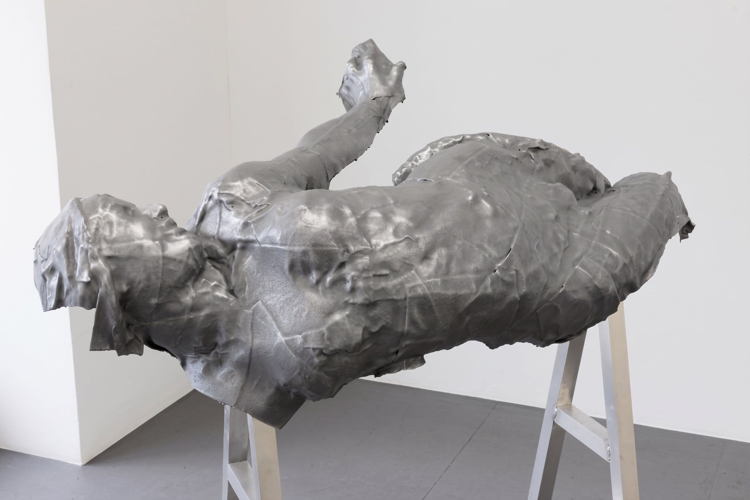 Das Bild zeigt ein Kunstwerk von Rebekka Benzenberg. Das Kunstwerk von 2024 heißt: Der seltene Fang.