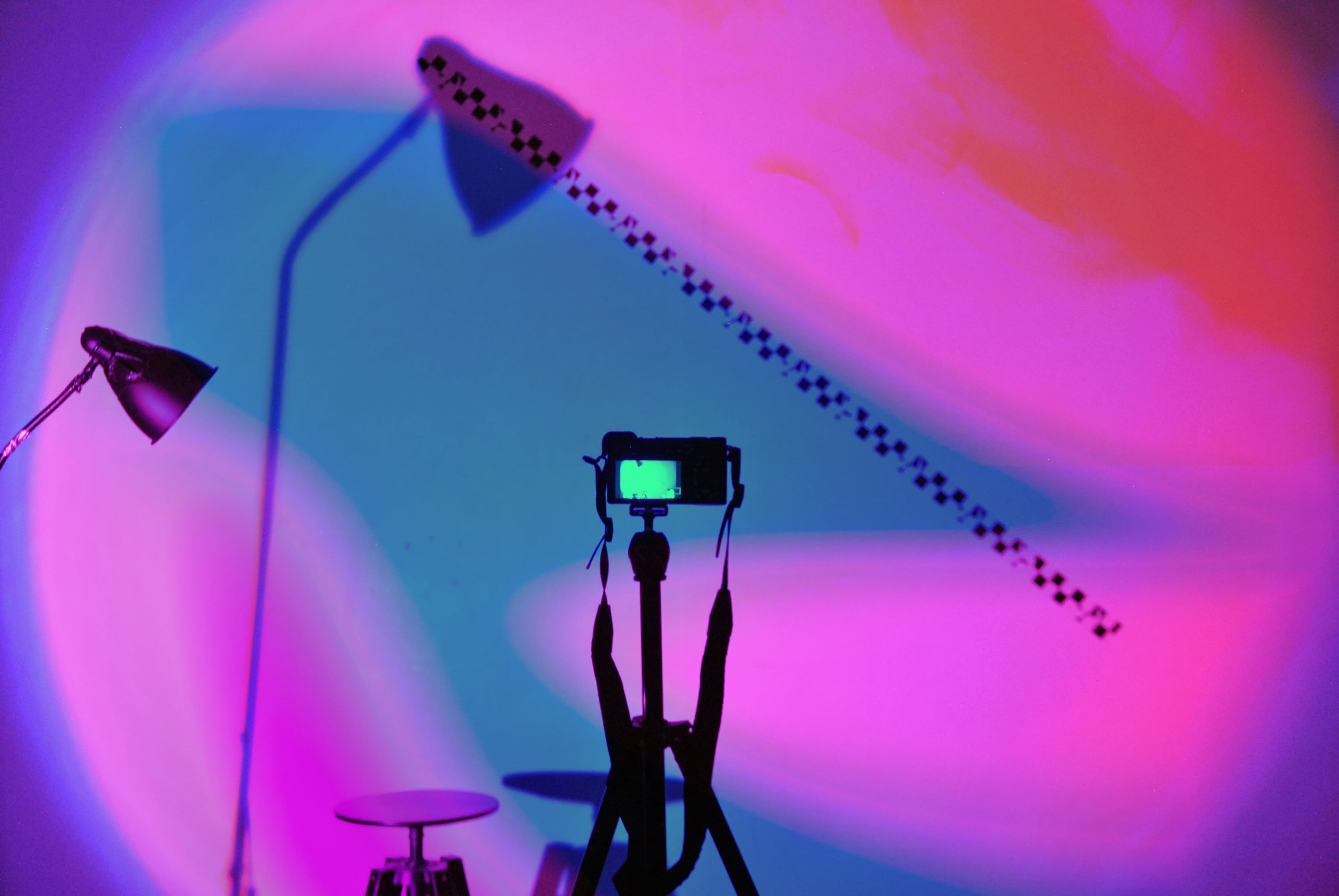 Eine Kamera zeigt auf eine Wand mit bunten Lichtern.