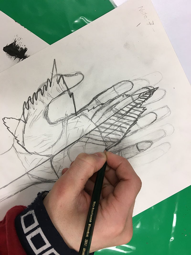 Ein Kind zeichnet eine Hand.