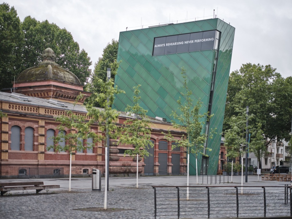 Außenansicht Kunsthalle Mainz: Ari Benjamin Meyers: Always Rehearsing Never Performing, 2021/2024.